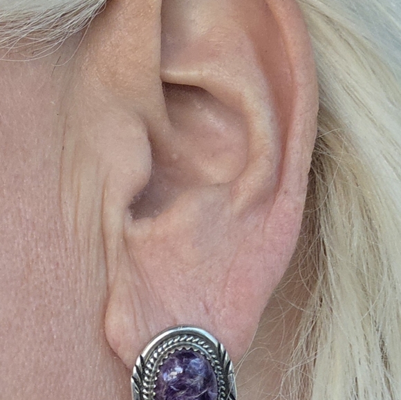 VINTAGE ROBERT BEGAY NAVAJO PURPLE CHAROITE AND STERLING SILVER 925 EARRINGS - Picture 3 of 3